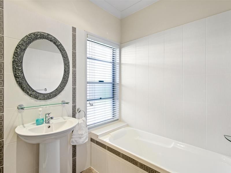 13 Tussock Crescent, Elanora QLD 4221