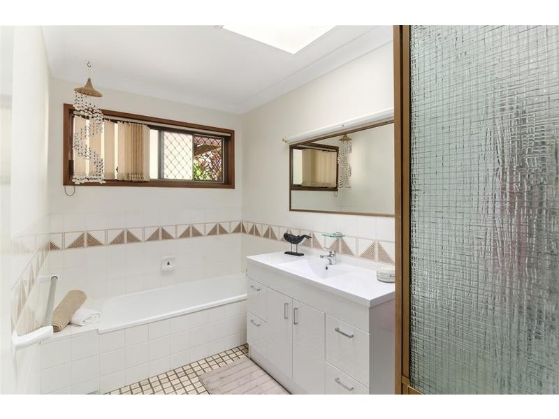 18 Murtha Drive, Elanora QLD 4221