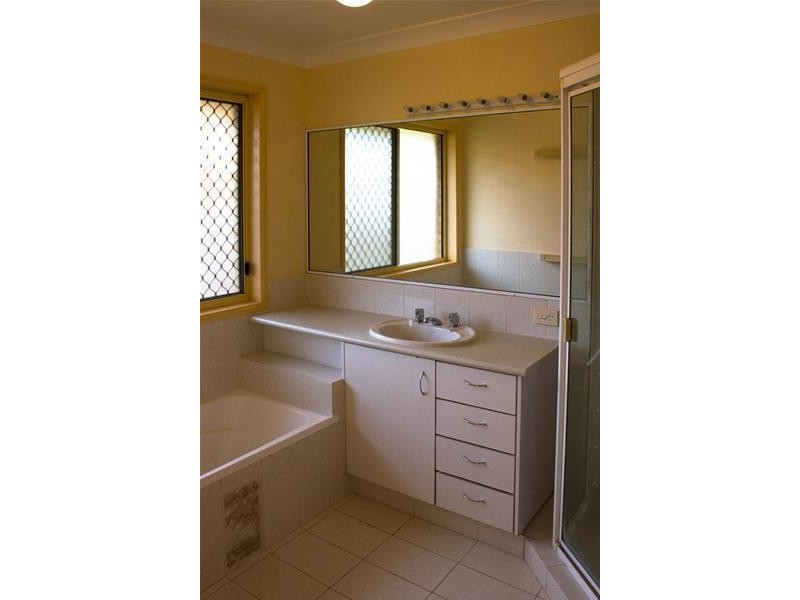 10 Saffron Street, Elanora QLD 4221