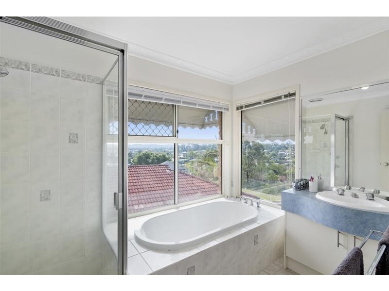 1 Wyara Close, Elanora QLD 4221