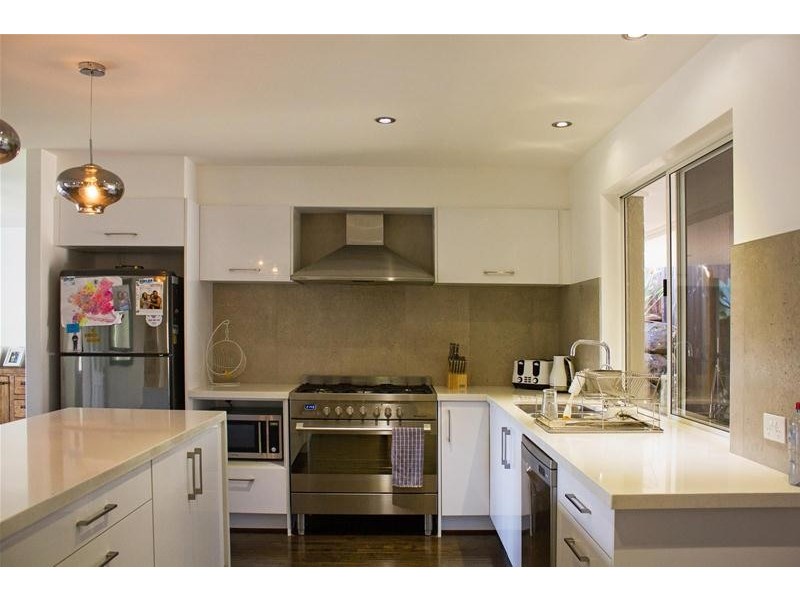 8 Kalamunda Close, Elanora QLD 4221