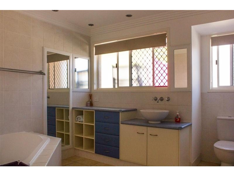 8 Kalamunda Close, Elanora QLD 4221