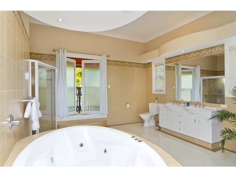 11 Buckingham Way, Elanora QLD 4221