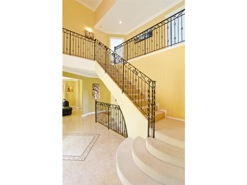 11 Buckingham Way, Elanora QLD 4221