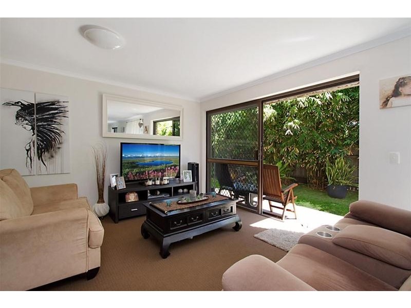 2/60 Sarawak Avenue, Palm Beach QLD 4221