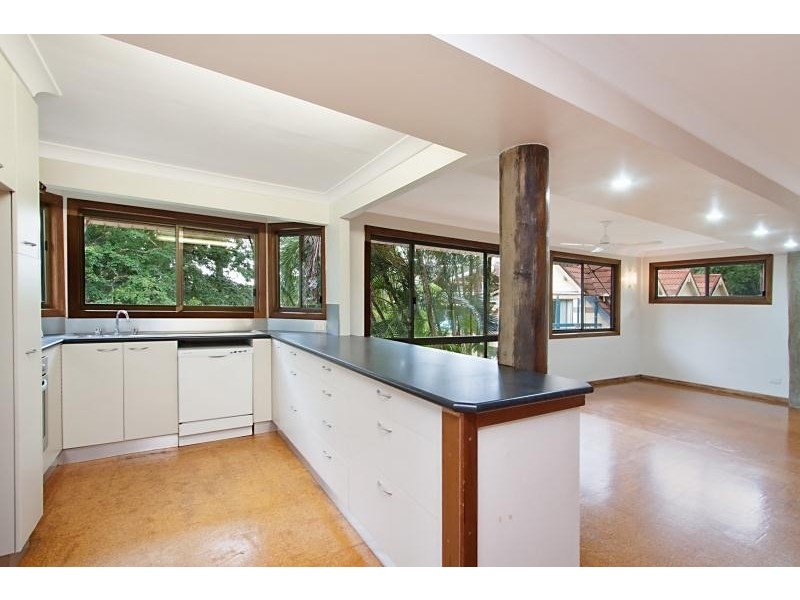 8 Kaffia Court, Elanora QLD 4221