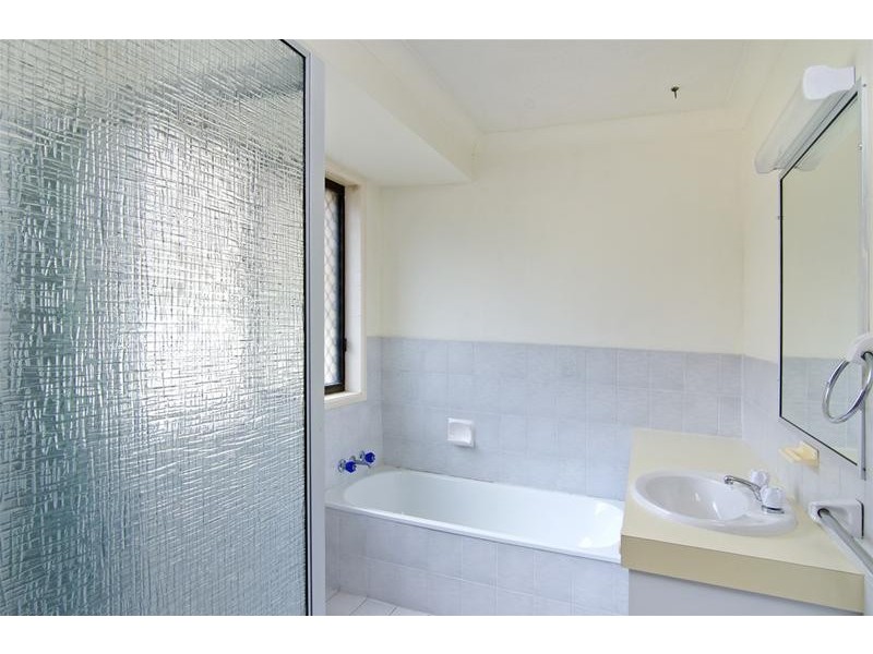 2/4 Daisy Street, Elanora QLD 4221