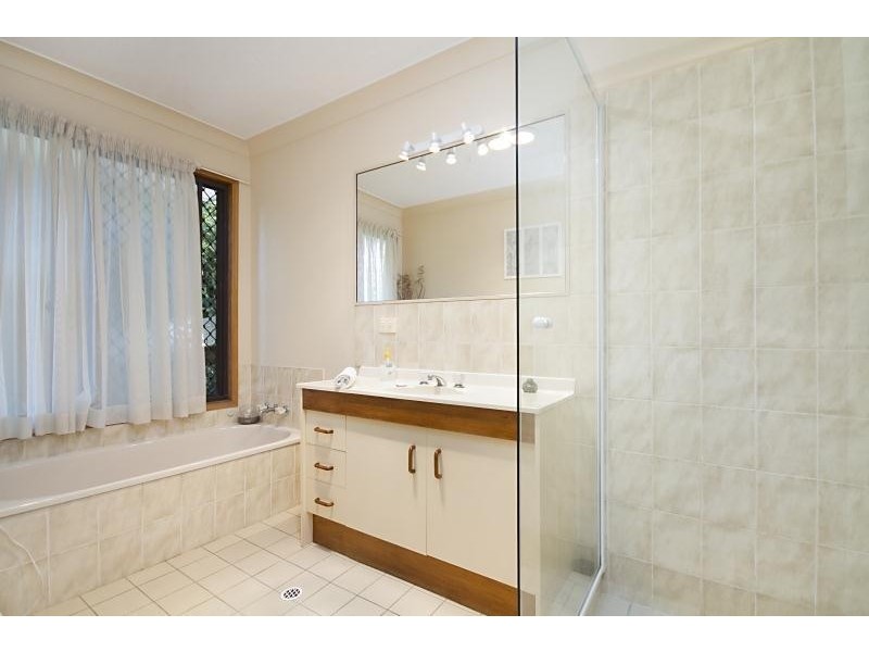 15 Crest Drive, Elanora QLD 4221