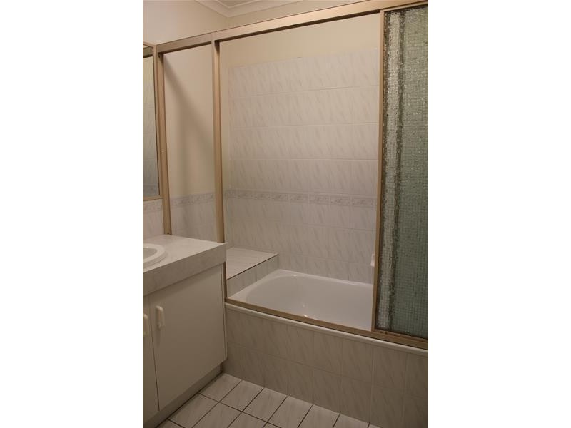 2/4 Cowal Court, Elanora QLD 4221