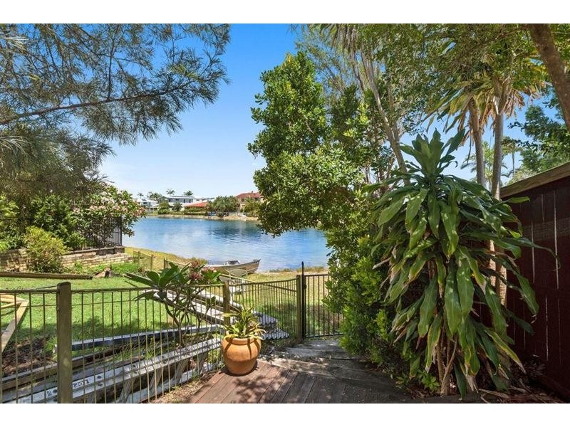 2/3 Barracuda  Court, Palm Beach QLD 4221