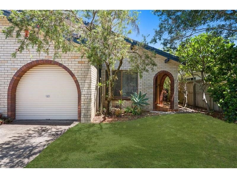 2/3 Barracuda  Court, Palm Beach QLD 4221