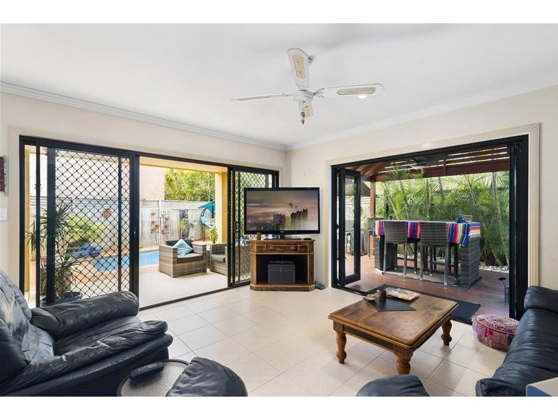 2/52 Tallebudgera Drive, Palm Beach QLD 4221