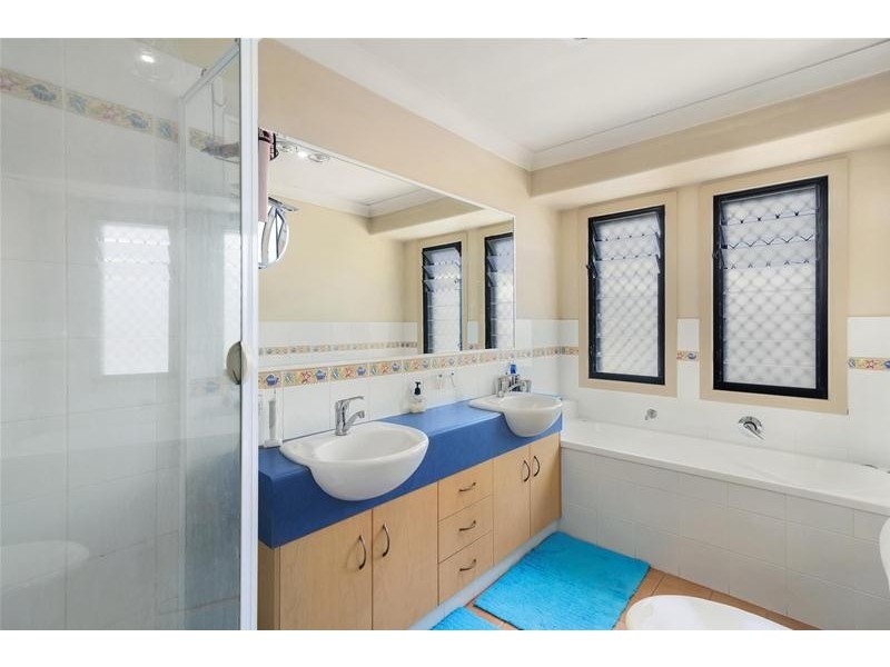 2/52 Tallebudgera Drive, Palm Beach QLD 4221