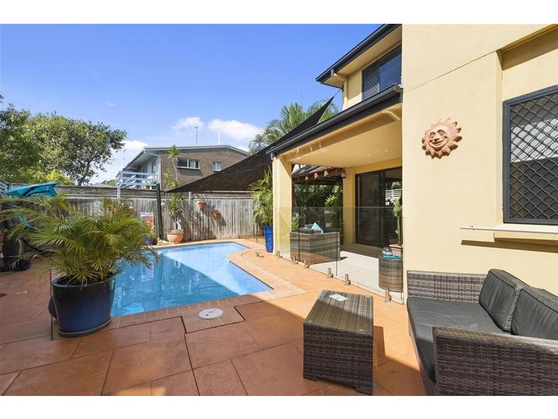 2/52 Tallebudgera Drive, Palm Beach QLD 4221