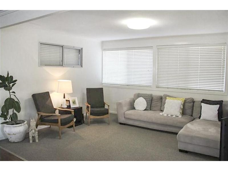 32 Sixth Avenue, Palm Beach QLD 4221