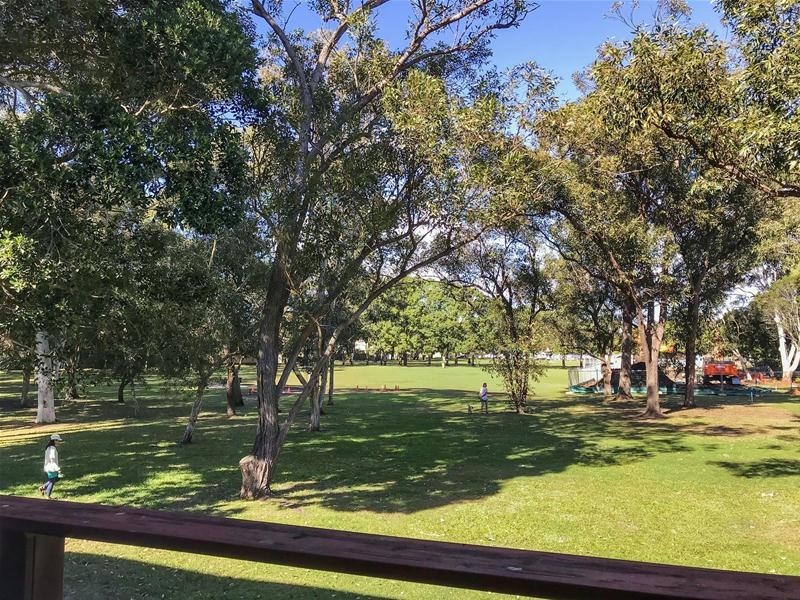 2/10 Albion Avenue, Miami QLD 4220