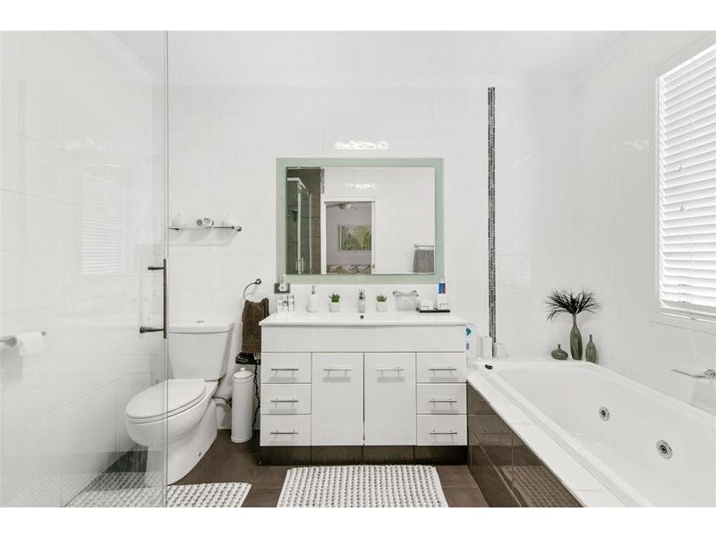 2 Harris Court, Currumbin Waters QLD 4223