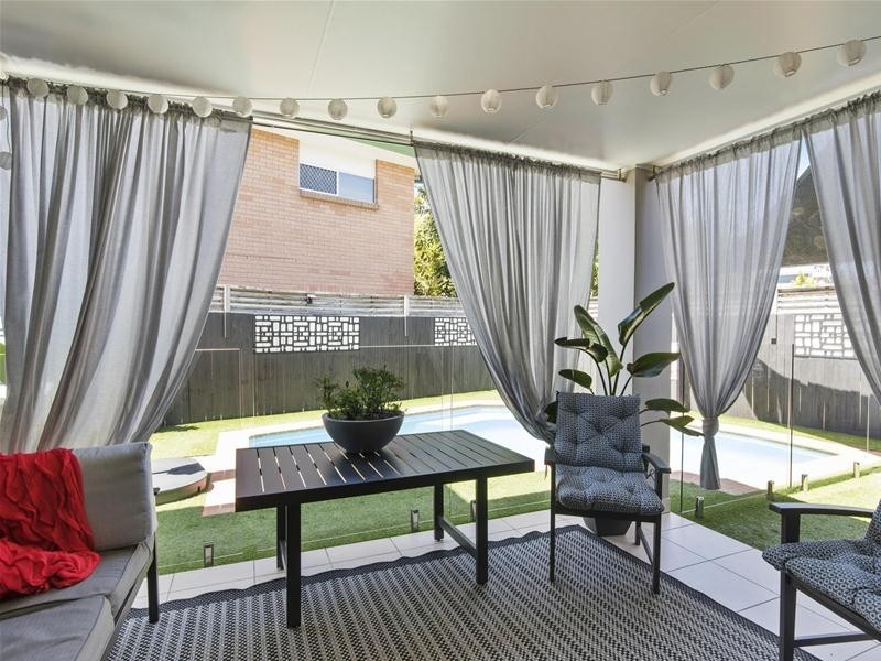 2/52 Tallebudgera Drive, Palm Beach QLD 4221