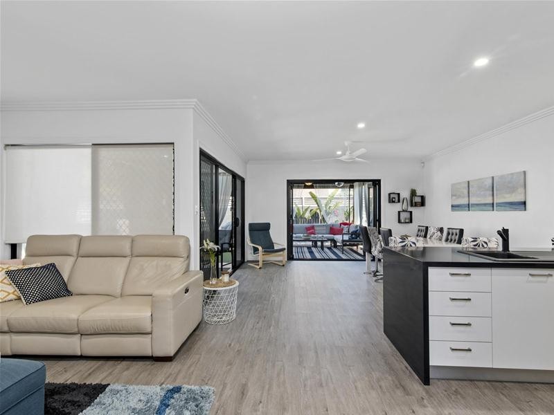 2/52 Tallebudgera Drive, Palm Beach QLD 4221
