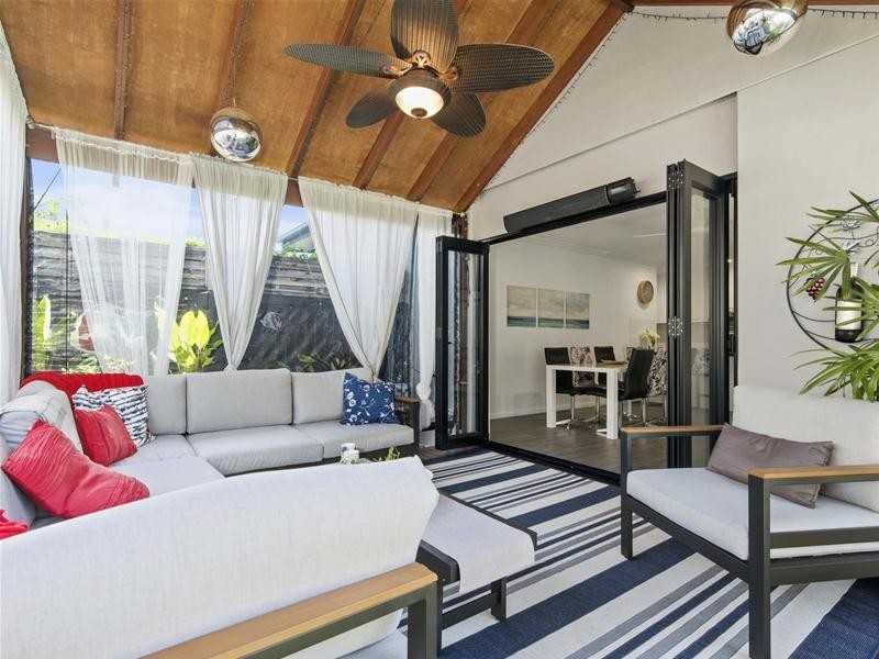 2/52 Tallebudgera Drive, Palm Beach QLD 4221