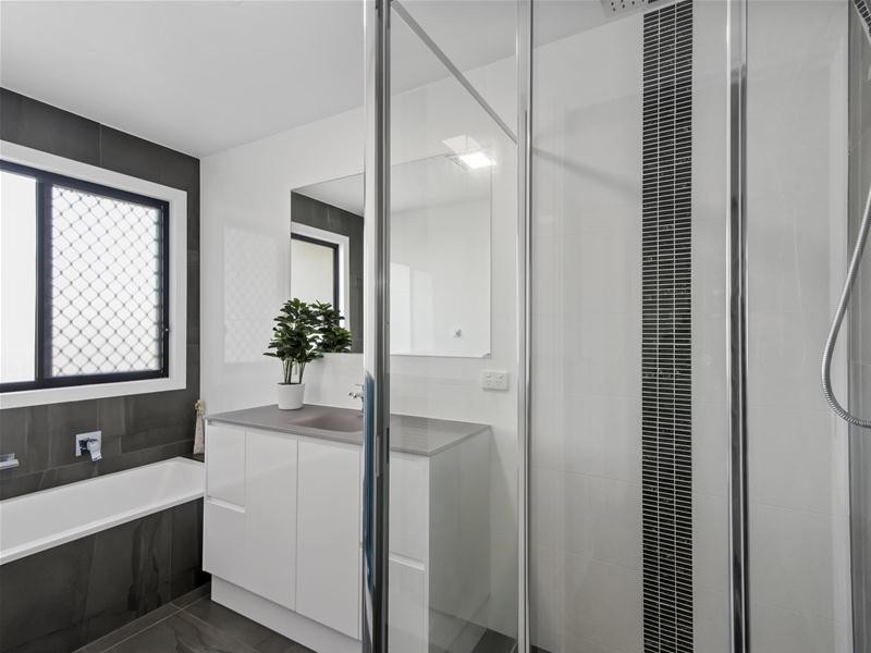 2/52 Tallebudgera Drive, Palm Beach QLD 4221