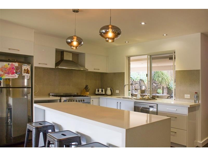 8 Kalamunda Close, Elanora QLD 4221