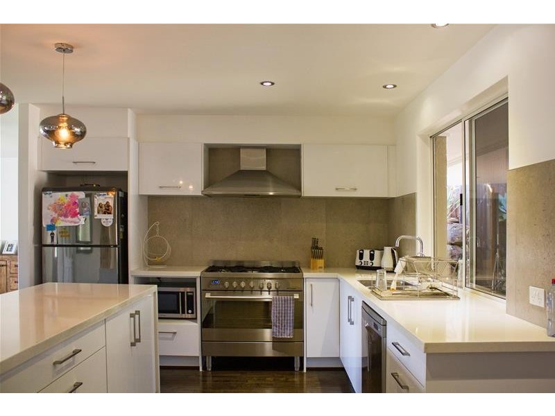 8 Kalamunda Close, Elanora QLD 4221