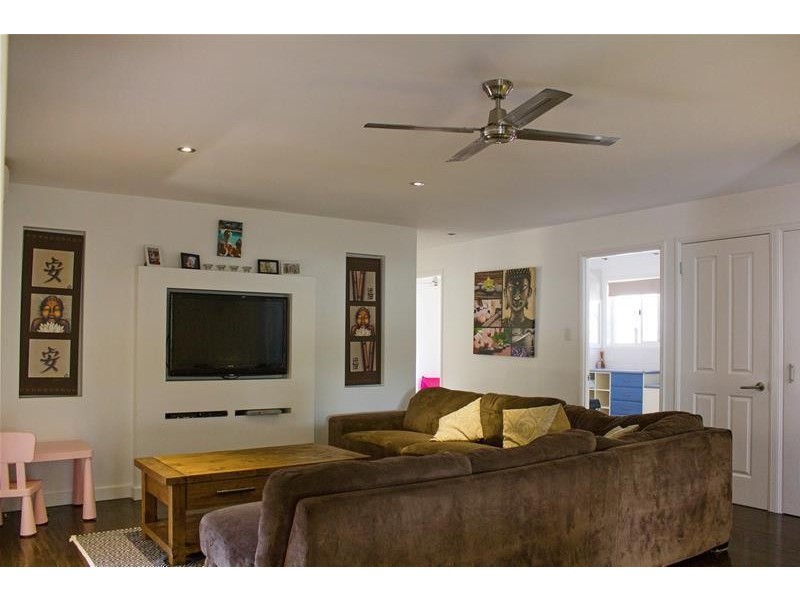 8 Kalamunda Close, Elanora QLD 4221