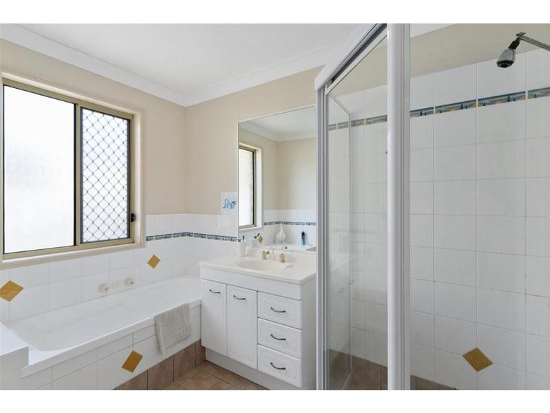 32 Tussock Crescent, Elanora QLD 4221