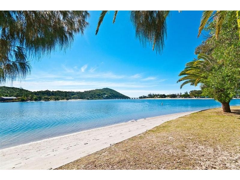 60 Mallawa  Drive, Palm Beach QLD 4221