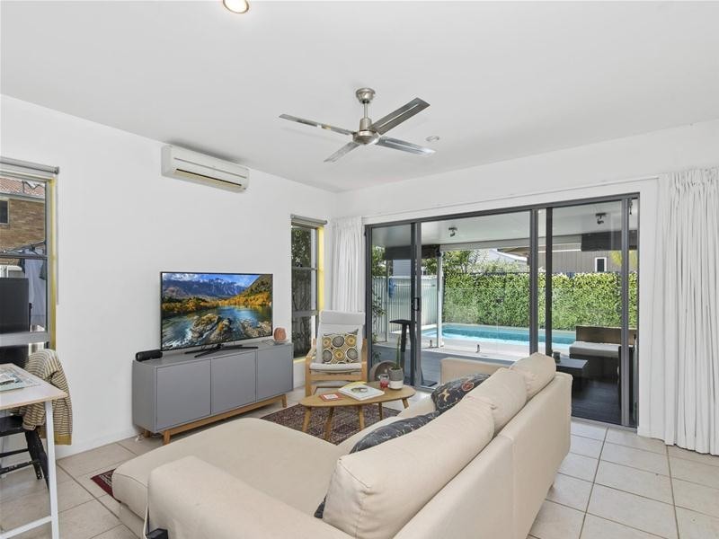 1/135 Laguna  Avenue, Palm Beach QLD 4221