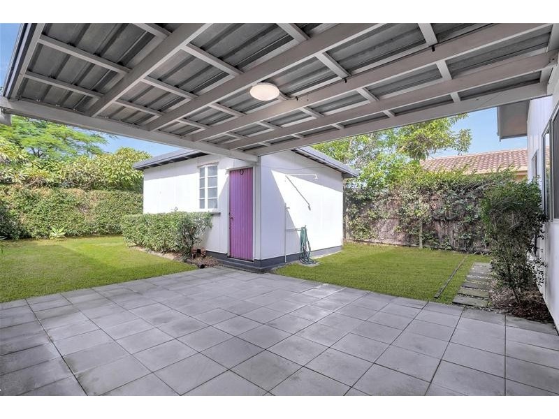 32 Sixth Avenue, Palm Beach QLD 4221