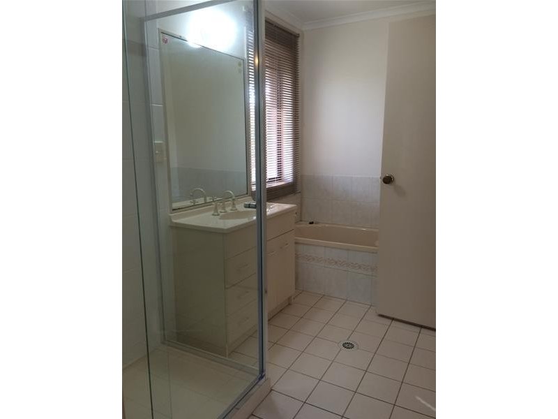 21B Oasis Crescent, Elanora QLD 4221