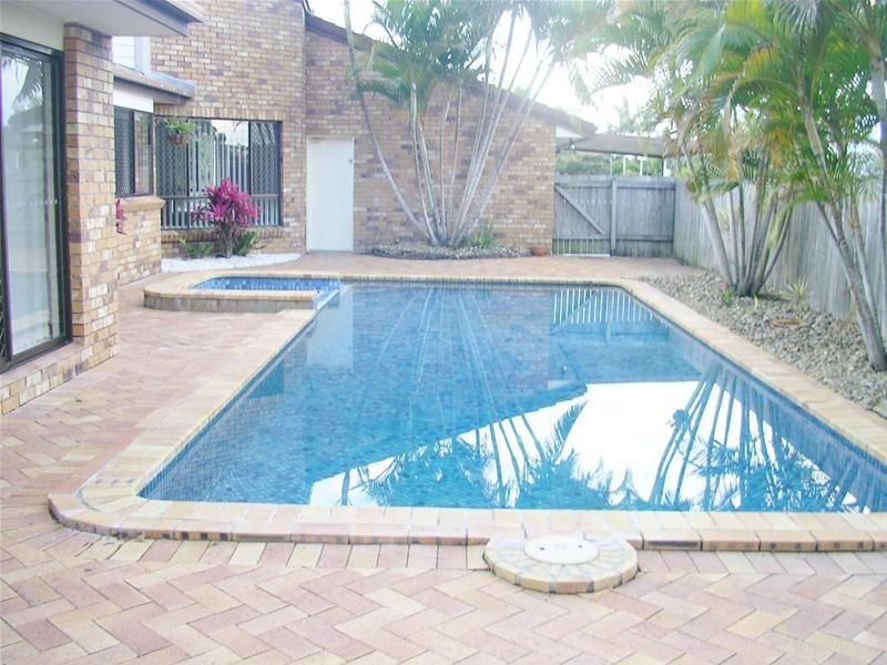 100 K P McGrath Drive, Elanora QLD 4221