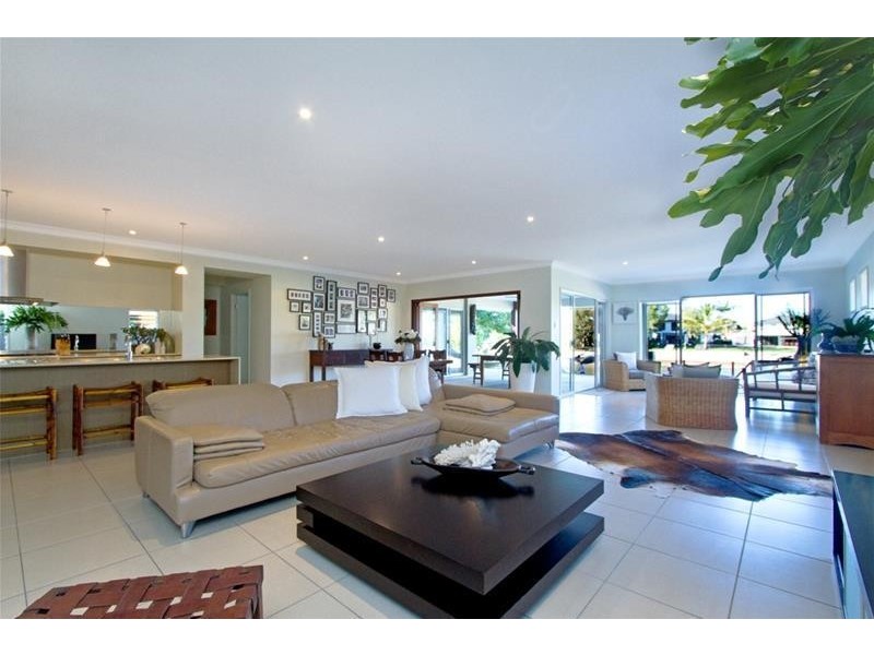 16 Mallawa Drive, Palm Beach QLD 4221