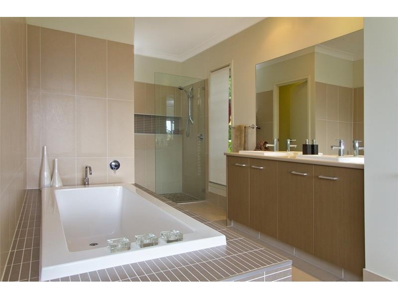 16 Mallawa Drive, Palm Beach QLD 4221