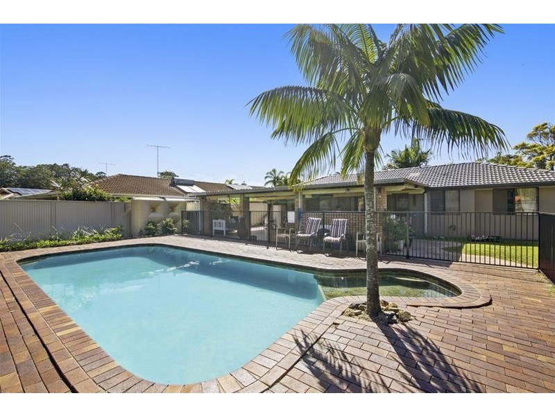 8 Clives Circuit, Currumbin Waters QLD 4223