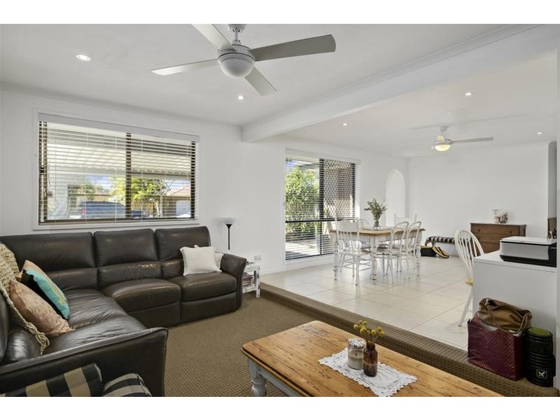 8 Clives Circuit, Currumbin Waters QLD 4223