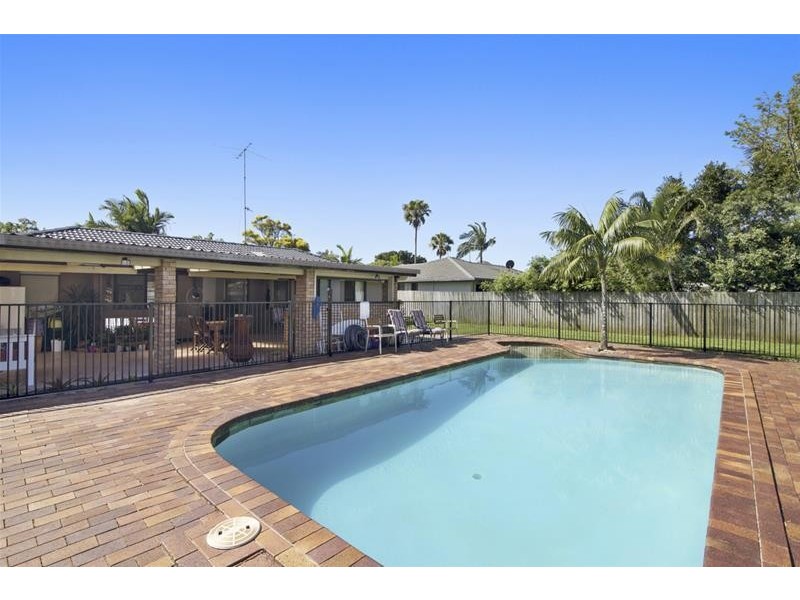 8 Clives Circuit, Currumbin Waters QLD 4223