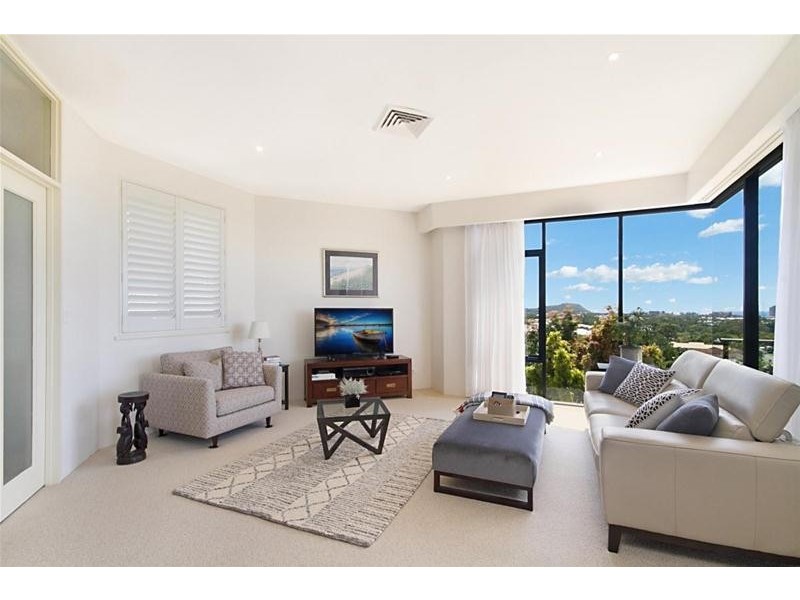 137 K P McGrath Drive, Elanora QLD 4221