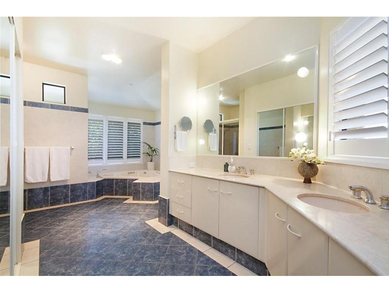 137 K P McGrath Drive, Elanora QLD 4221