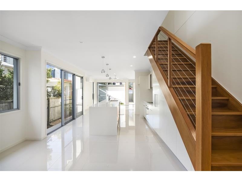 2/10 Molucca Avenue, Palm Beach QLD 4221