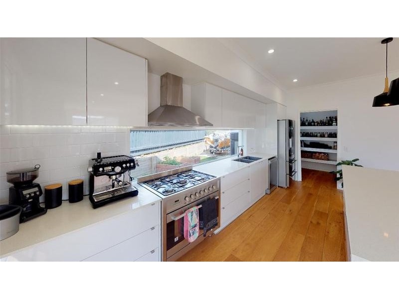 6 Sunbird Court, Elanora QLD 4221