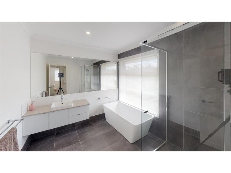 6 Sunbird Court, Elanora QLD 4221