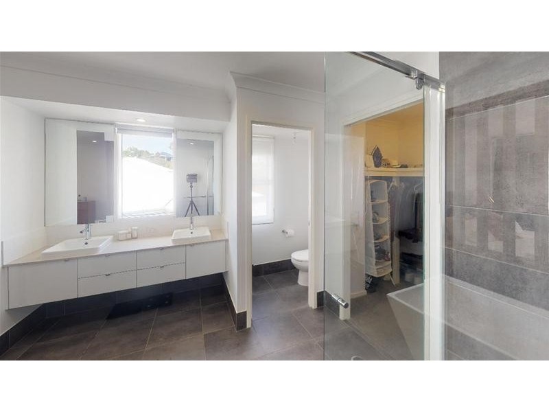 6 Sunbird Court, Elanora QLD 4221