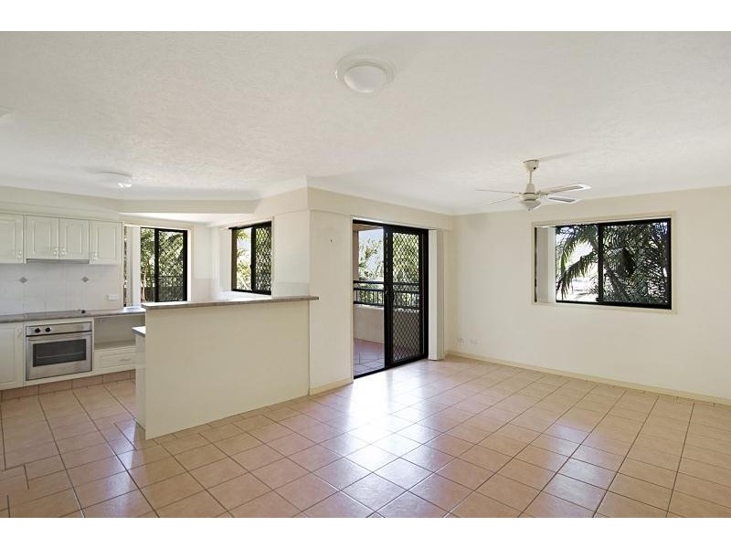 2/5 Tarni Avenue, Palm Beach QLD 4221