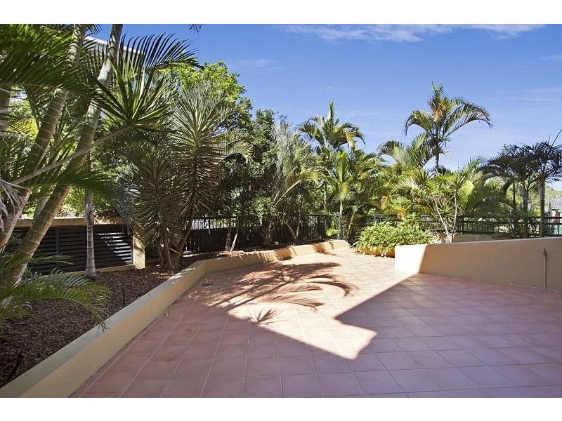 2/5 Tarni Avenue, Palm Beach QLD 4221