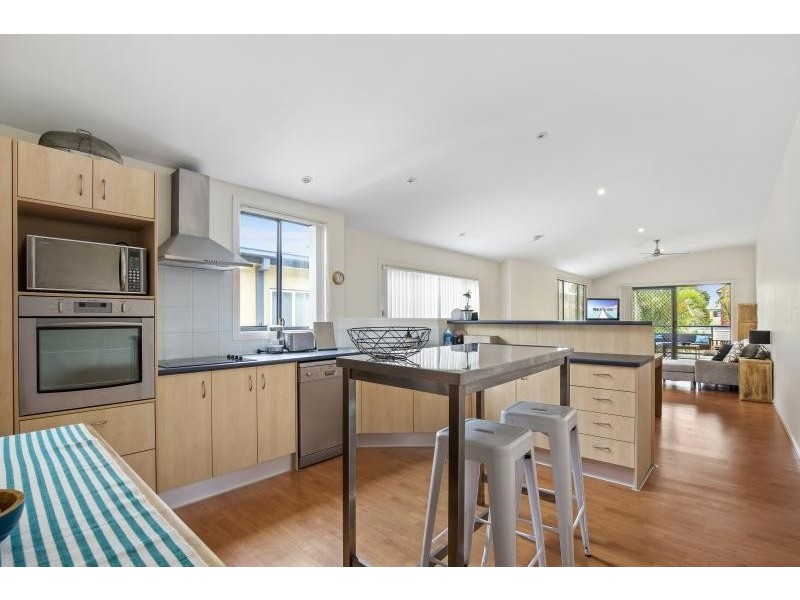 2/14 Tenth  Avenue, Palm Beach QLD 4221