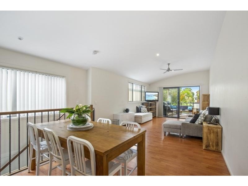 2/14 Tenth  Avenue, Palm Beach QLD 4221