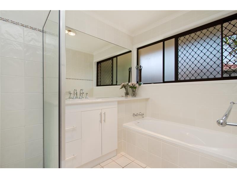 90 K P McGrath Drive, Elanora QLD 4221